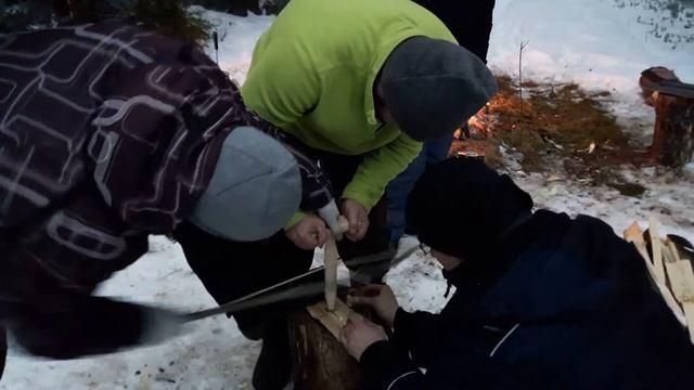 Разведение огня с помощью трения луком | SЛЕD - ОГОНЬ смотреть онлайн