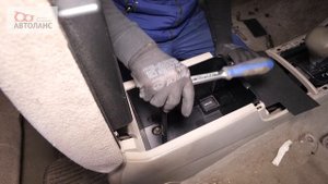 Демонтаж элементов салона на Toyota Camry