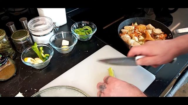 Готовим куриное филе с грибами  