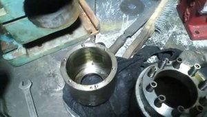 Как стоят подшипники шпинделя уневерсально заточного станка 3А64Д.