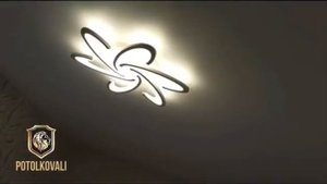 БЕЛЫЙ НАТЯЖНОЙ ПОТОЛОК СО СВЕТОДИОДНОЙ ЛЮСТРОЙ от компании PotolKOVAli.