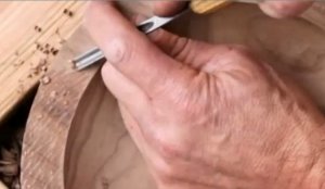 Нанесение резной текстуры на токарное изделие вручную.