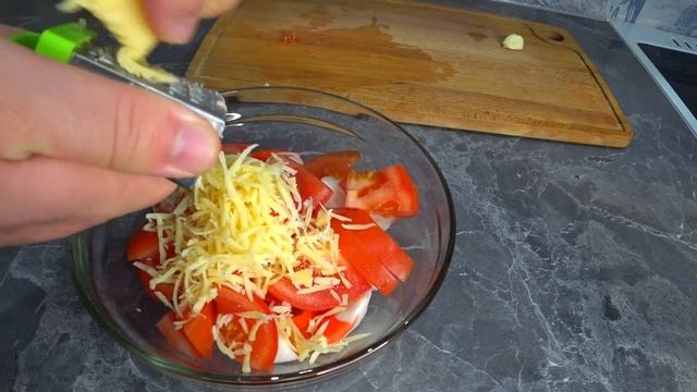 Салат из крабовых палочек помидор с сыром . Палочка выручалочка всегда поможет когда пришли гости .