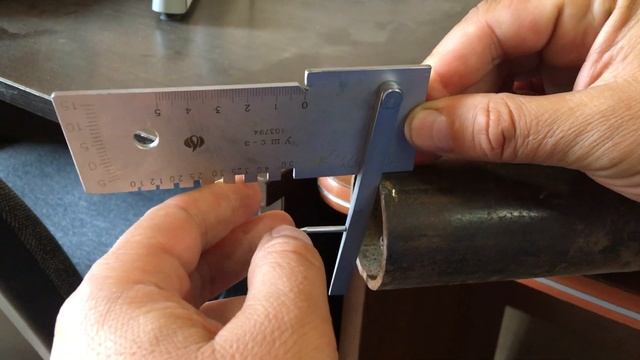 УШС 3. Как замерить угол скоса кромок на трубе, Универсальным Шаблоном Сварщика. смотреть онлайн