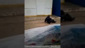 Прикол!!Алкаш ползёт в наливайку