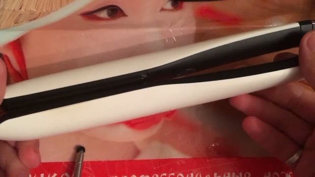 GHD утюг , стайлер , для выпрямления волос  в работе. стайлер Ghd .