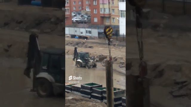 Трактор погрузчик через лужи и грязь но шпунт привезет #Shorts