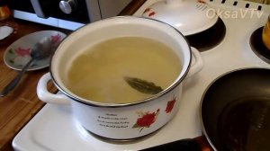 Зеленый борщ с консервированным щавелем.Green sorrel soup with canned