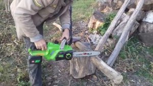 Аккумуляторная цепная пила Белорус АПЦ 21V (+ 2 аккумулятора) в роботе