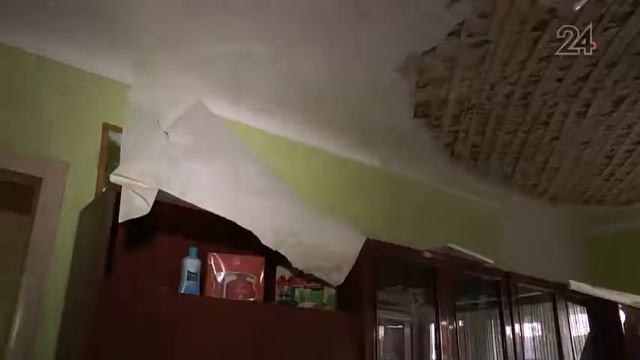 В Авиастроительном районе Казани в одном из домов рухнул потолок смотреть онлайн
