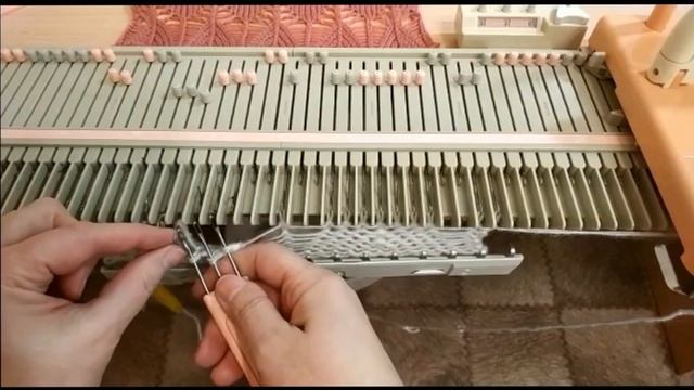 Ажурная кайма. Узор на вязальной машине Silver Reed 3 класса. Видео МК
