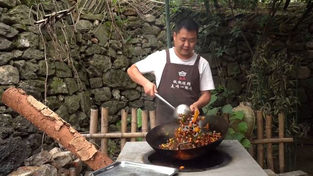 抓5斤重公雞，二弟做“辣子雞”，麻辣乾香，下酒太過癮！ 【鐵鍋視頻】 смотреть онлайн