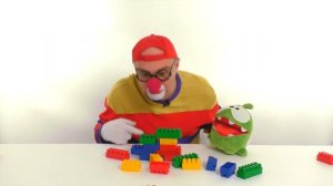 Видео с игрушками. Ам Ням и клоун Дима собирают конструктор LEGO. Игры для детей.