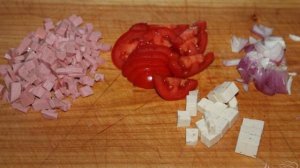 Яичница - болтунья с помидорами, вареной колбасой и луком