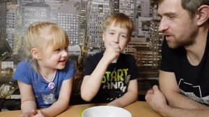 Кирилл и Ника вместе с папой играют в мармеладские игры.