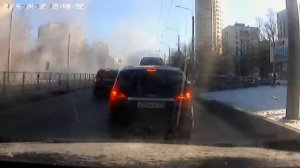 Прорыв теплотрассы в Санкт-Петербурге перекрёсток пр.Ветеранов и ул.Лёни Голикова.