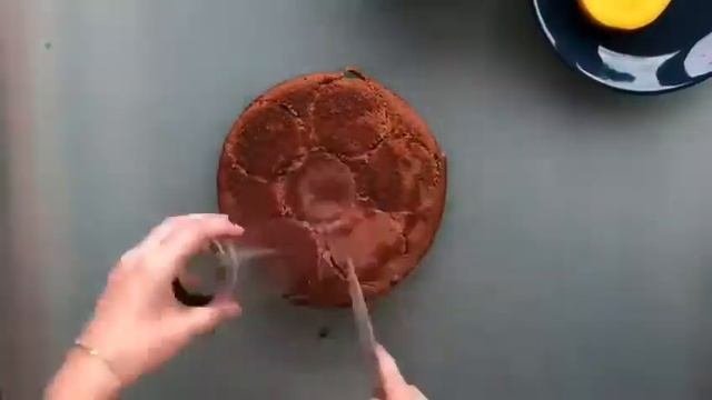 Бисквит с мороженым и соусом из манго. Рецепт от «Коровки из Кореновки»