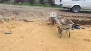 Отсыпали подушку из песка, готовим цоколь к монтажу пеноплекса.