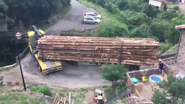 Опытный водитель грузовика.