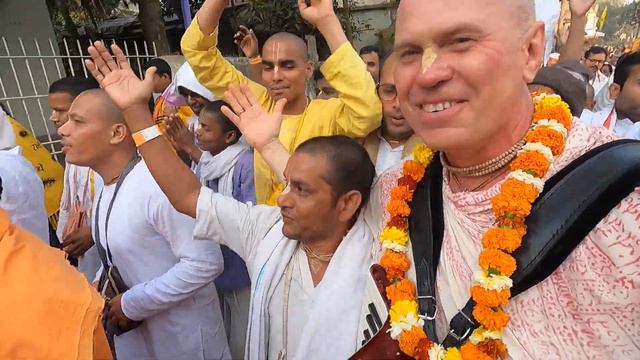 И так в среднем по 6 часов в день 25 километров. Навадвипа парикрама Hurricane of bhakti in Navadwi