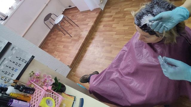 Растяжка цвета на седых волосах.