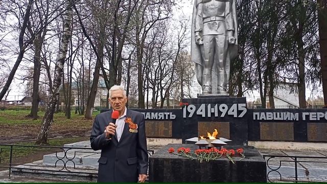 Стихотворение Андрея Дементьева "Мир держится на добрых людях" (читает Михаил Митрофанович Слугин) смотреть онлайн