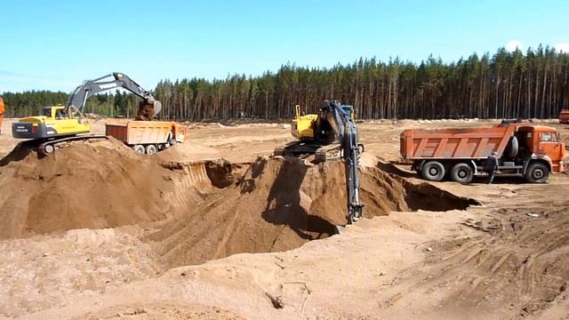 Экскаваторы грузят песок в самосвалы. Excavator loading sand. смотреть онлайн