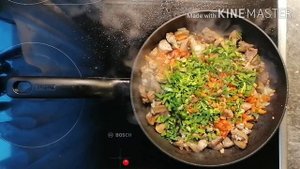 Потрясающий обед для всей семьи. Рассыпчатый рис с мясом и грибами в сковороде.