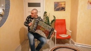 Гармонист исполняет "Моршанские страдания".