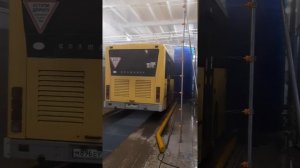 Мойка автобусов в механическом щеточном комплексе с производительностью до 30 автобусов в час