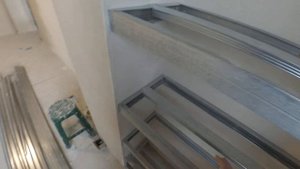 ОБЫГРАЛИ НЕСУЩУЮ КОЛОННУ ПОЛКАМИ ИЗ ГИПСОКАРТОНА. МОНТАЖ ГКЛ . РЕШЕНИЕ В ДИЗАЙНЕ ИНТЕРЬЕРА.