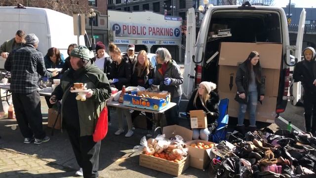 Как проходит кормление бездомных людей в Америки город Сиэтл смотреть онлайн