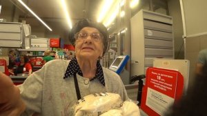 ОПЛАТИЛ МАГИЕЙ ПОКУПКИ БАБУШКАМ