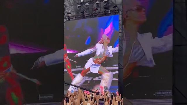 Pabllo Vittar - Intro + Buzina (Lollapalooza Brasil 2022) I Am Pabllo World Tour смотреть онлайн
