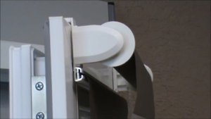 Установка рулонной шторы "день ночь" на окно