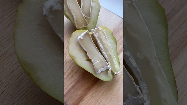 Запеченная груша с камамбер и медом