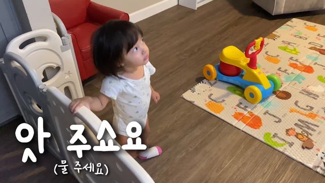 [SUB] 엄마가 바쁠 때 17개월 아기 라일라는 자기 쇼파에 앉아 무얼할까? | 국제가족 브이로그