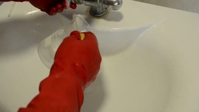 Чем отмыть химические стаканы после опытов.
