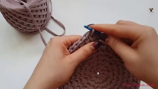 Твоя первая круглая сумочка крючком из трикотажной пряжи. ЛЕГКО, ПРОСТО и БЫСТРО. смотреть онлайн