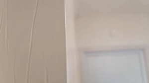 Как поклеить обои вокруг окна. Подрезка обоев возле откосов. Угол плитки и обоев. Обои возле углов.