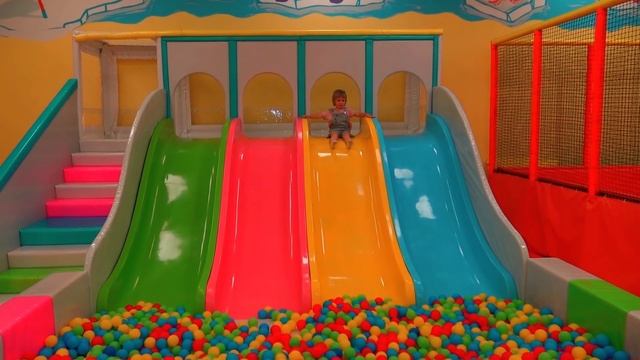 ? Indoor playground Игровая площадка для детей. Катя учит цвета на игровой площадке для детей.