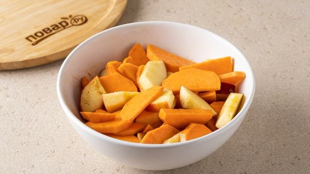 Батат запеченный с яблоками и корицей