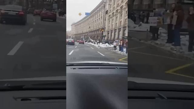 Сегодня в Киеве прошла акция родственников украинских военных, которые требовали вернуть их домой