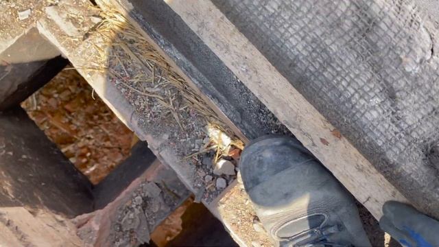 Ep 3 FULL CHIMNEY REMOVAL & TILING OVER ROOF OPENING and replacing DRY ROT timber rafters смотреть онлайн