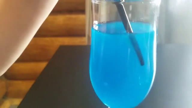 ПРОСТОЙ ХИМИЧЕСКИЙ ОПЫТ ДЛЯ ДОМА ОБЕСЦВЕЧИВАНИЕ ЗЕЛЕНКИ ХИМИЧЕСКИЙ ФОКУС смотреть онлайн