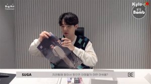 Шуга из BTS распаковывает альбом BE