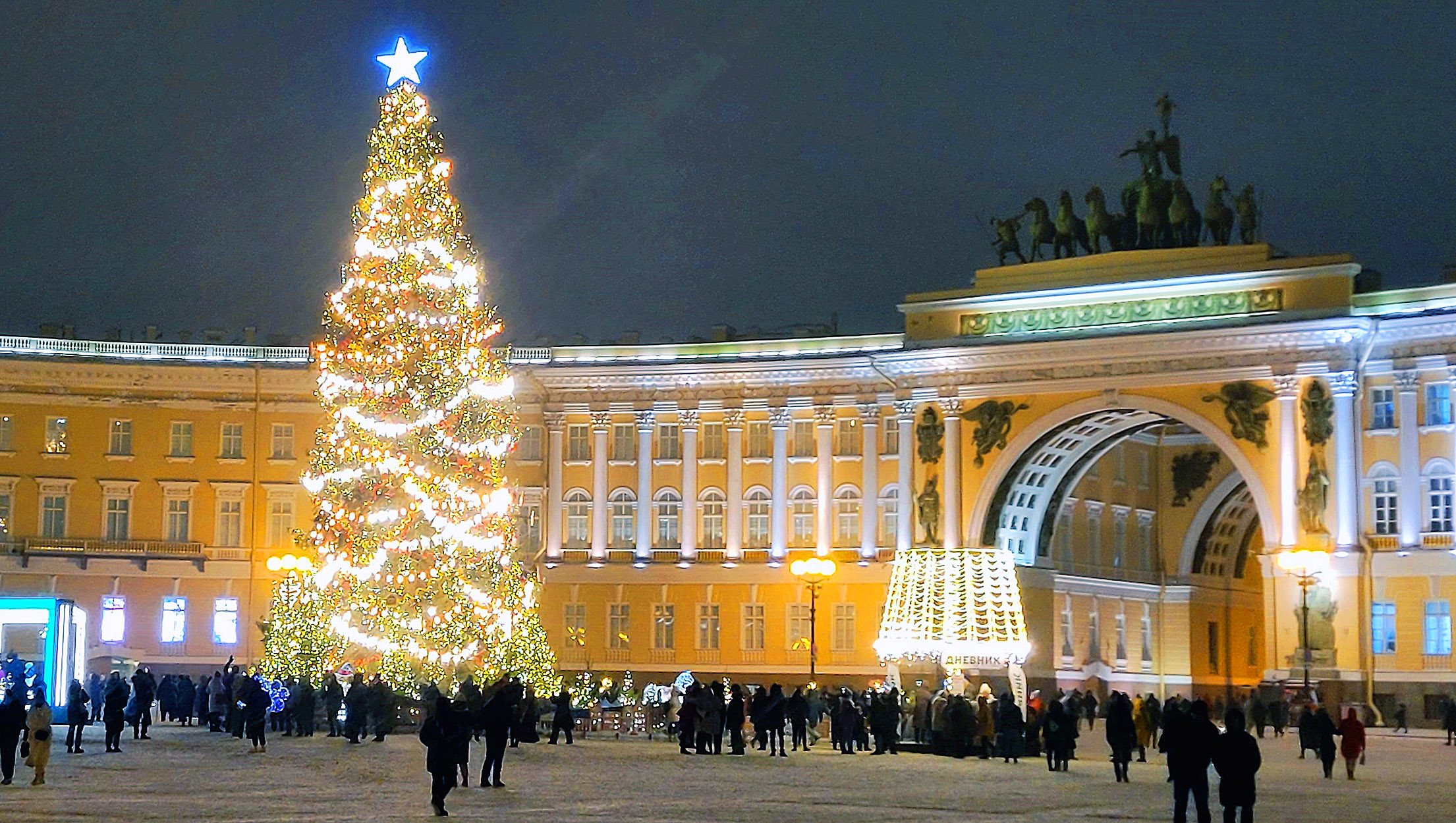 Новогодний Санкт-Петербург: Зимнее Великолепие Дворцовой Площади