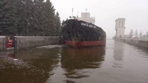 Волгодон в шлюзе в Городце.