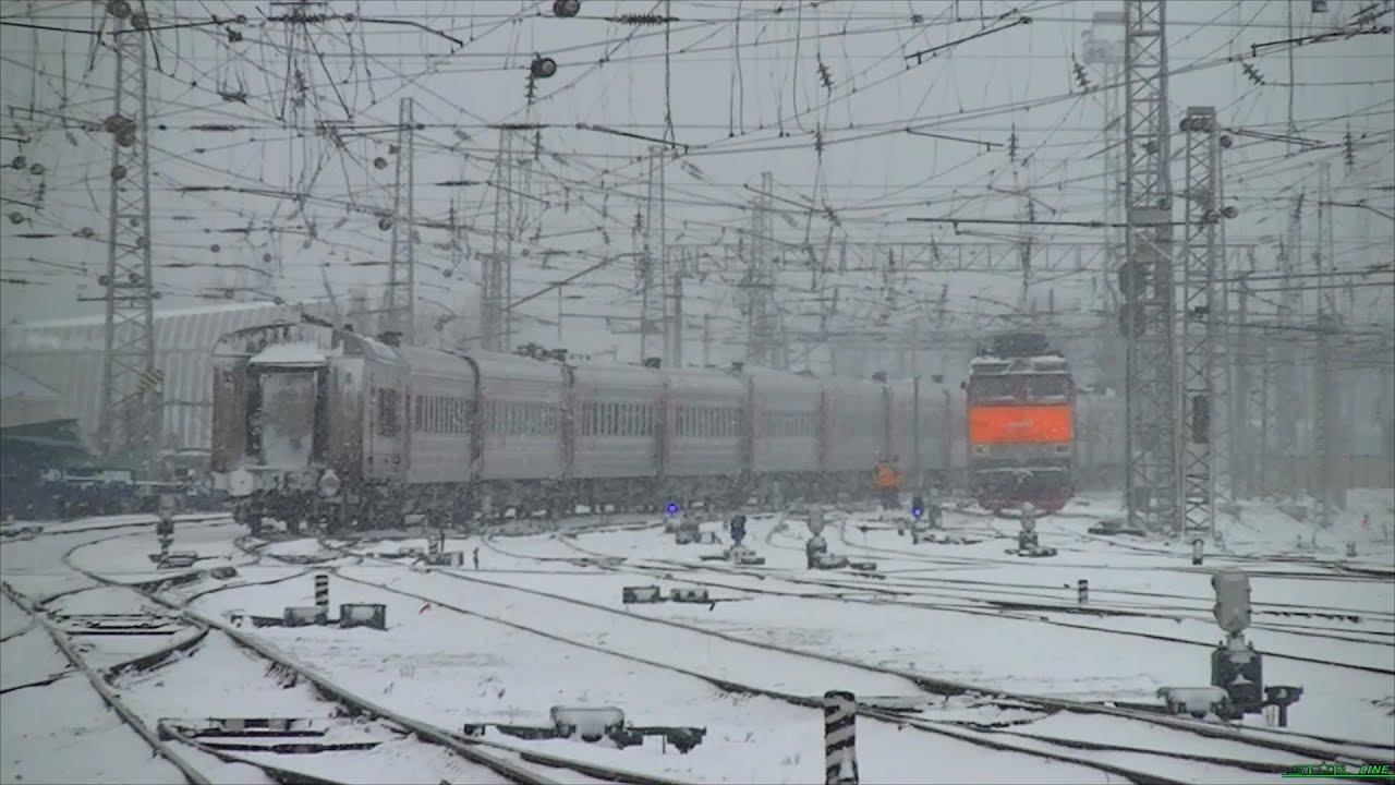 Электровоз ЭП1М-743 с поездом №135 и снегоборьба с ЧС4Т-450 смотреть онлайн