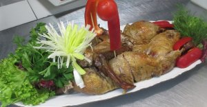 Разделка готовой утки, фаршированной  яблоками